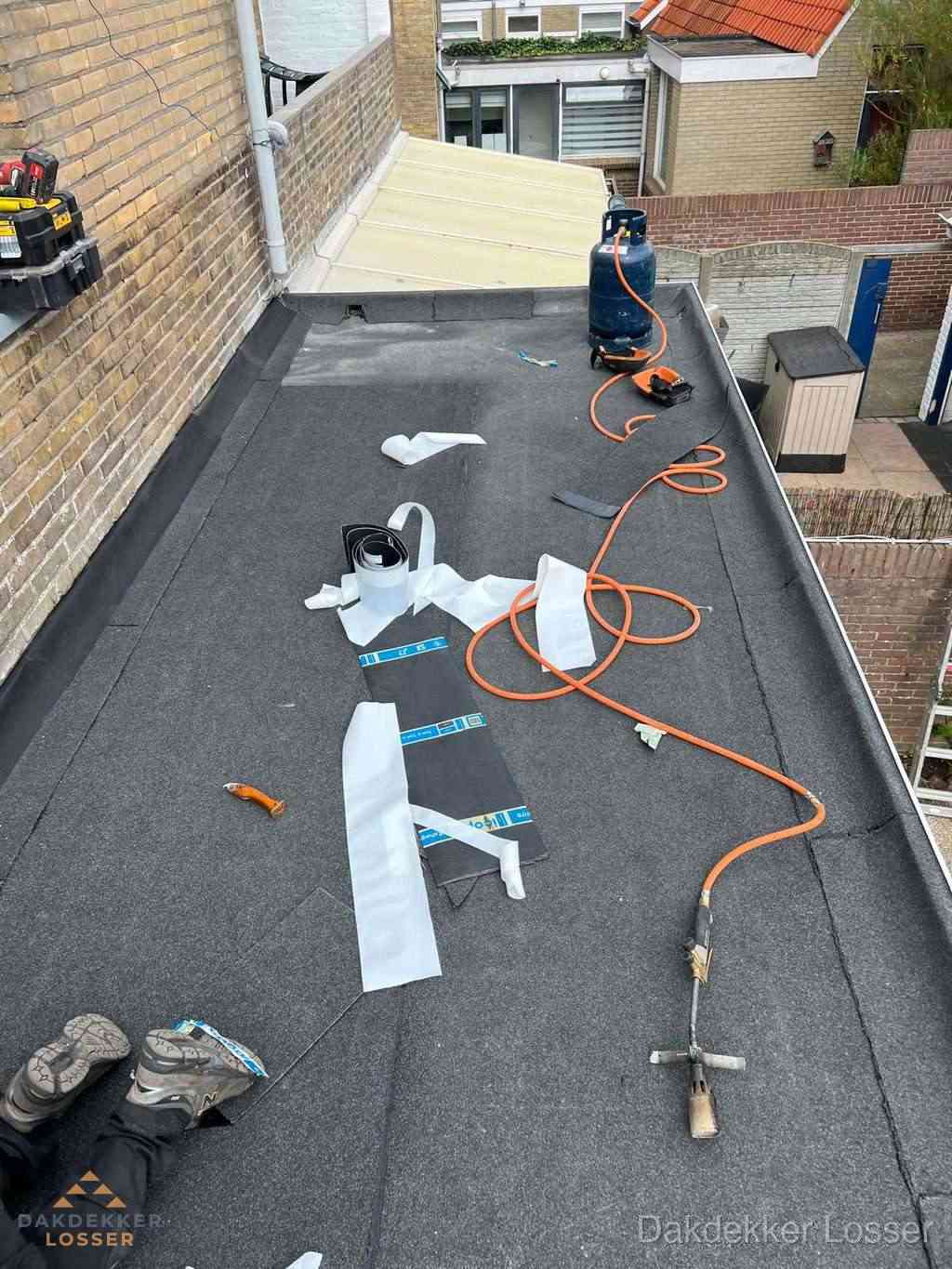 Dakdekker brengt EPDM dakbedekking aan op plat dak in Losser Dakdekker brengt EPDM dakbedekking aan op plat dak in Losser