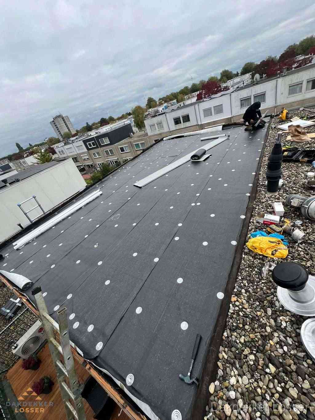 Dakleer vervangen op groot plat dak door dakdekker in Losser Dakleer vervangen op groot plat dak door dakdekker in Losser