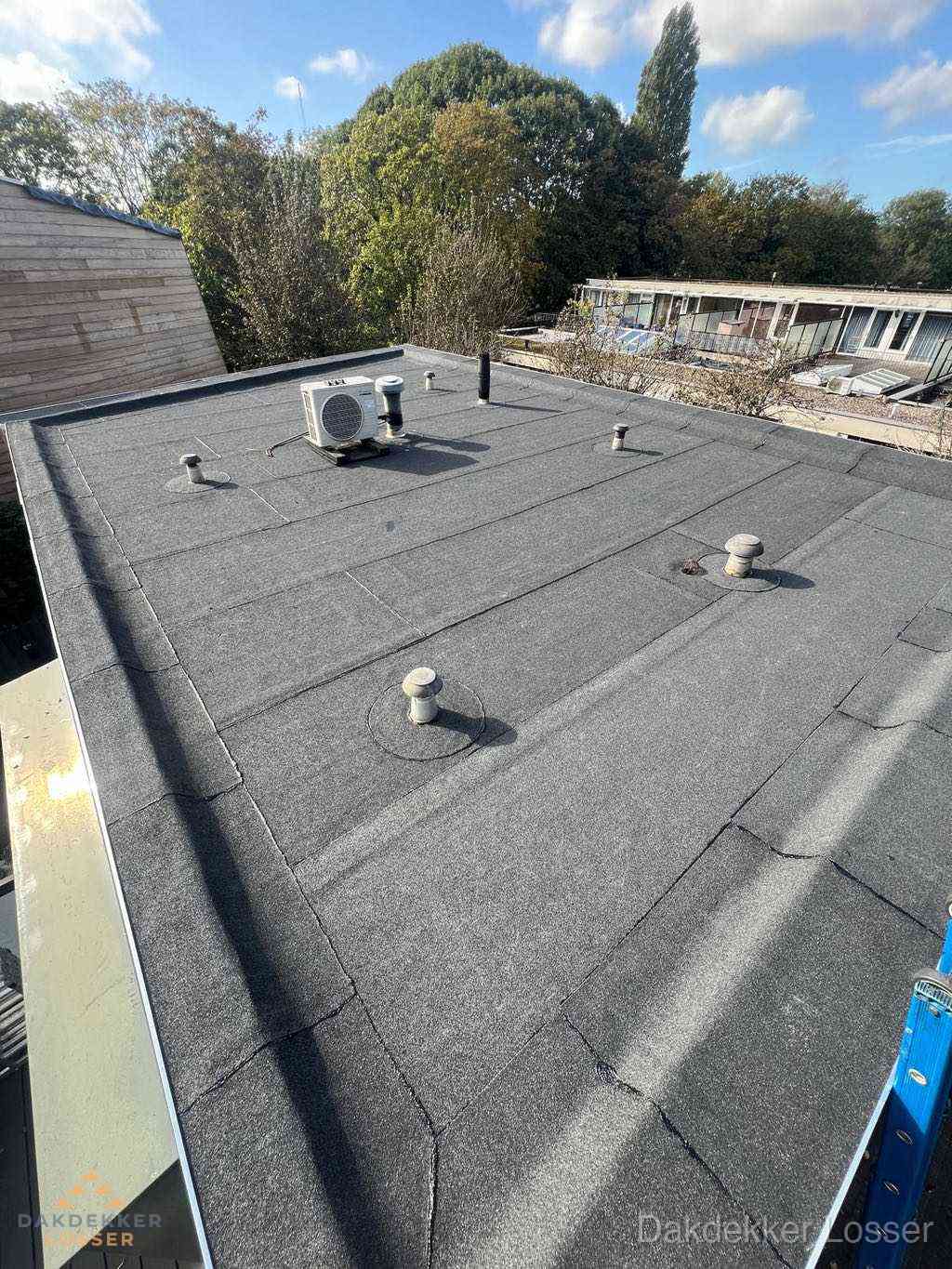 Plat dak met bitumen en brandgereedschap van dakdekkersbedrijf in Losser Plat dak met bitumen en brandgereedschap van dakdekkersbedrijf in Losser